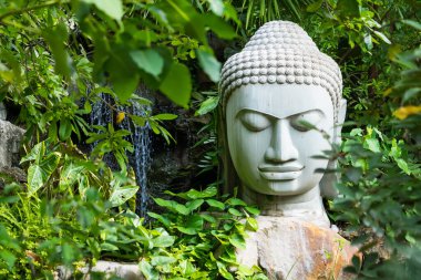 Lop Buri, Tayland - 20 Eylül 2024: Lop Buri, Tayland Yeşil Kucağında Buda.