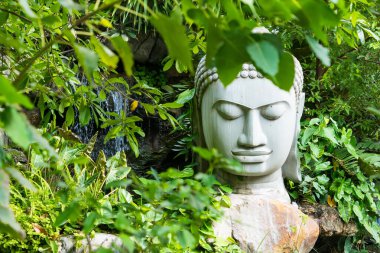 Lop Buri, Tayland - 20 Eylül 2024: Lop Buri, Tayland Yeşil Kucağında Buda.