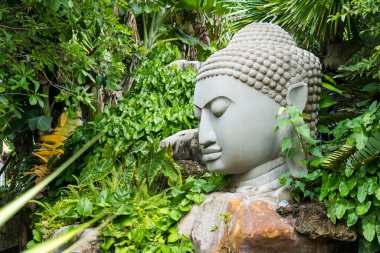 Lop Buri, Tayland - 20 Eylül 2024: Lop Buri, Tayland Yeşil Kucağında Buda.