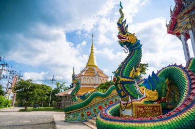 Lop Buri, Tayland - 20 Eylül 2024: Lop Buri, Tayland 'daki Geleneksel Tayland Tapınak Arazilerinde Canlı Naga Heykeli.
