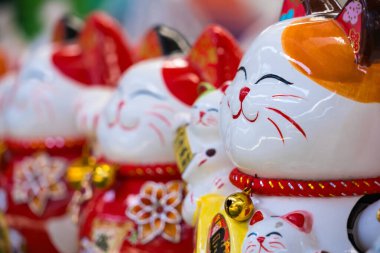 Nonthaburii, Tayland - 24 Haziran 2024: Lucky Charms: Nonthaburii, Tayland 'da Refah İçin Maneki-neko Figürleri.