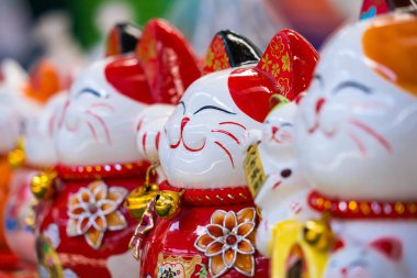 Nonthaburii, Tayland - 24 Haziran 2024: Lucky Charms: Nonthaburii, Tayland 'da Refah İçin Maneki-neko Figürleri.