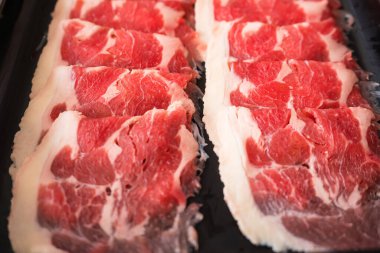 İnce dilimlenmiş çiğ et, mermer, sergilenen tazelik ve aşçılık için kalite.