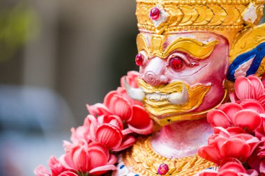 Samut Prakan, Tayland - 12 Haziran 2024: Tayland Samut Prakan, Tayland 'da bir Tayland Tapınağı' ndaki Altın Thao Wessuwan Heykeli, Varlık ve Güç Sembolü.