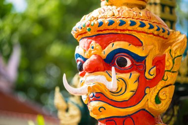 Samut Prakan, Tayland - 12 Haziran 2024: Tayland Samut Prakan, Tayland 'da bir Tayland Tapınağı' ndaki Altın Thao Wessuwan Heykeli, Varlık ve Güç Sembolü.