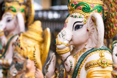 Samut Prakan, Tayland - 12 Haziran 2024: Tayland 'daki İlahi Hindu İlahı Heykeli: Samut Prakan, Tayland' da Kültür ve Din Füzyonu.