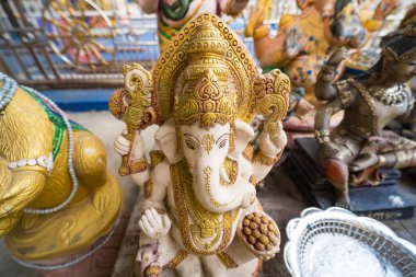 Samut Prakan, Tayland - 12 Haziran 2024: Tayland 'daki İlahi Hindu İlahı Heykeli: Samut Prakan, Tayland' da Kültür ve Din Füzyonu.