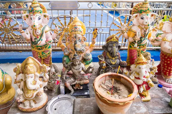 Samut Prakan, Tayland - 12 Haziran 2024: Tayland 'daki İlahi Hindu İlahı Heykeli: Samut Prakan, Tayland' da Kültür ve Din Füzyonu.