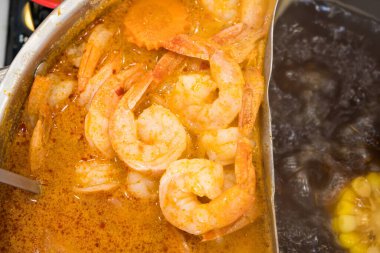 Bu lezzetli karides kaynamasında taze malzemeler ve baharatlar var. Bu da onu toplanma ve kutlamalar için lezzetli bir yemek yapıyor..