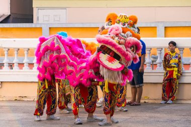 Samut Prakan, Tayland - 13 Mayıs 2024: Samut Prakan, Tayland 'da Geleneksel Çin Aslan Dans Festivali Pembe ve Turuncu Kostümler.