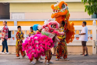 Samut Prakan, Tayland - 13 Mayıs 2024: Samut Prakan, Tayland 'da Geleneksel Çin Aslan Dans Festivali Pembe ve Turuncu Kostümler.