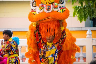 Samut Prakan, Tayland - 13 Mayıs 2024: Samut Prakan, Tayland 'da Geleneksel Çin Aslan Dans Festivali Pembe ve Turuncu Kostümler.