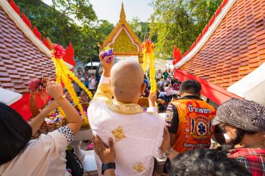Samut Prakan, Tayland - 13 Mayıs 2024: Samut Prakan, Tayland 'da Çiçek Yaprağı Sunma Geleneksel Tayland Keşiş Yönetmeliği Töreni.