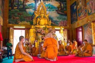 Samut Prakan, Tayland - 13 Mayıs 2024: Bir Yansıma anı: Samut Prakan, Tayland 'da Sunaktaki Keşişler.