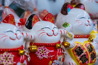 Nonthaburii, Tayland - 24 Haziran 2024: Lucky Charms: Nonthaburii, Tayland 'da Refah İçin Maneki-neko Figürleri.