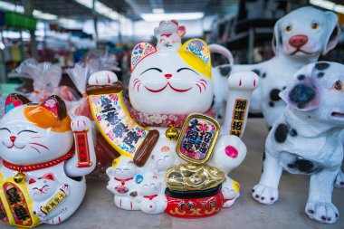 Nonthaburii, Tayland - 24 Haziran 2024: Lucky Charms: Nonthaburii, Tayland 'da Refah İçin Maneki-neko Figürleri.