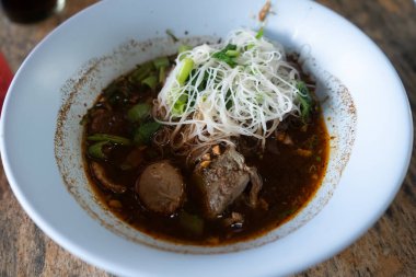 Baharatlı çorba ve taze etin yer aldığı geleneksel Tayland eriştesi yemeği harika bir aşçılık deneyimi sunuyor..