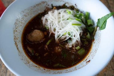 Baharatlı çorba ve taze etin yer aldığı geleneksel Tayland eriştesi yemeği harika bir aşçılık deneyimi sunuyor..