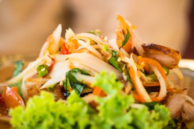 Tay Som Tum 'un taze ve lezzetli deneyimi, gevrek sebzeler, fındıklar ve mükemmel bir denge için baharatlı sosu birleştiren popüler bir salata..