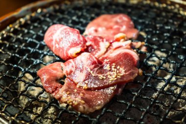 Lezzetli dumanla kaplanmış, mükemmel ızgara etlerin aromatik deneyiminin tadını çıkarın..