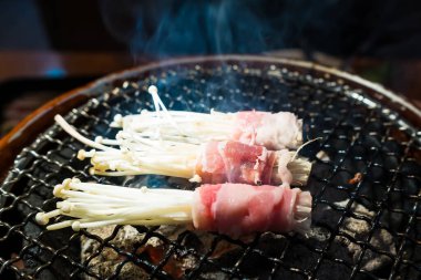 Çıtır domuz pastırması ve yumuşak enoki mantarlarının enfes birleşiminden keyif alın. Bir sonraki mangalda ızgara yapmak için mükemmel..