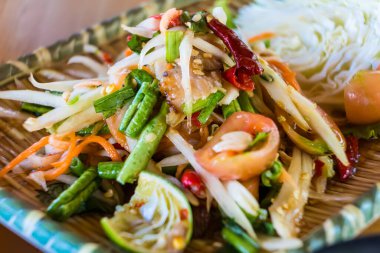 Tayland mutfağının özünü bu baharatlı ve taze papaya salatasıyla yakalayın. Mükemmel bir tat ve doku dengesi..