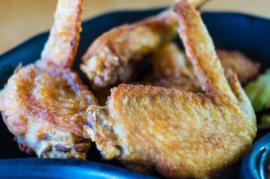 Lezzetli kızarmış tavuk kanatlarıyla lezzetli bir çıtır çıtır tatmak, partilerde ya da atıştırmalık olarak yemek için mükemmeldir..