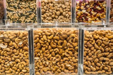 Bu gurme fındık seçimi doğanın kıtır kıtır yiyeceklerini gösteriyor, sağlıklı beslenen atıştırmalıklar ve aşçılık meraklıları için ideal..