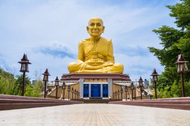 Ayutthaya, Tayland - Eylül, 09, 2024: Tayland 'da Tayland Tapınağı' ndaki Iconic Golden Monk Heykeli.