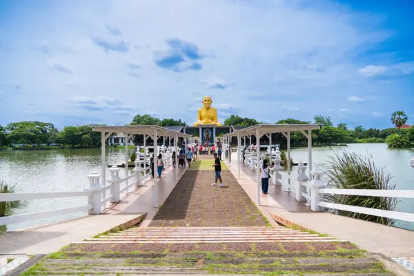 Ayutthaya, Tayland - Eylül, 09, 2024: Tayland 'da Tayland Tapınağı' ndaki Iconic Golden Monk Heykeli.