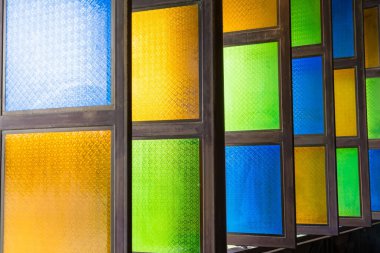 Işığı nefes kesici bir renk gösterisine dönüştüren renkli camların canlı mozaiğini keşfedin, çarpıcı bir görsel deneyim yaratın..