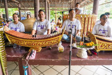 Nonthaburii, Tayland - Eylül, 08, 2024: Geleneksel Tayland Müzik Topluluğu: Nonthaburii, Tayland 'da Kültürel Performans.