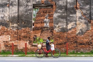 Ayutthaya, Tayland - 26 Nisan 2024: Ayutthaya, Tayland 'da Antik Duvarlara Karşı Bisiklet.