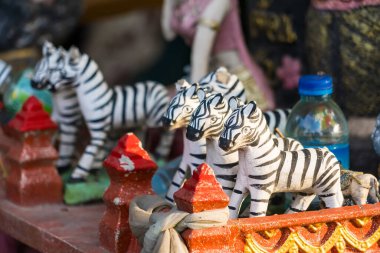 Tayland tapınağında kültürel bir adak olarak kullanılan küçük bir zebra heykeli..