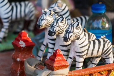 Tayland tapınağında kültürel bir adak olarak kullanılan küçük bir zebra heykeli..