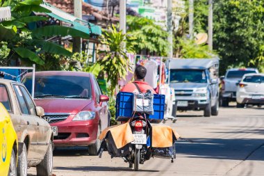 Nonthaburi, Tayland - 11 Temmuz 2024: Motosiklet Teslimat Servisi: Nonthaburi, Tayland 'daki Köy Konutlarına Adanmış Kurye Taşıma Paketleri
