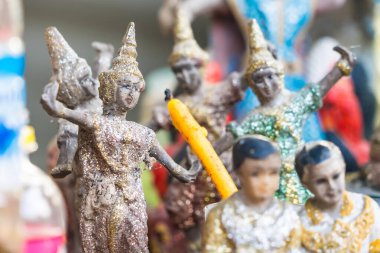 Tayland tapınaklarında ibadet malzemesi olarak kullanılan bir Tayland dansçısının heykeli..