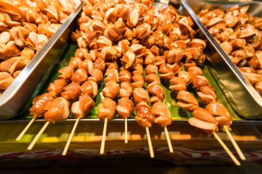 Tayland 'da bir markette kızarmış sosis..