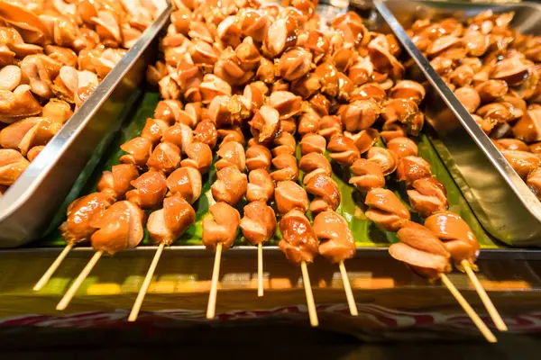 Tayland 'da bir markette kızarmış sosis..