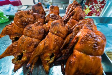 Geleneksel Asya Marketinde Asılı Lezzetli Kızarmış Ördekler