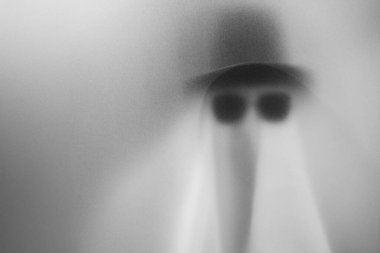 Bangkok, Tayland 'daki Esrarengiz Güneş Gözlüklü Hayalet ve Minimalist Cadılar Bayramı Konsepti.