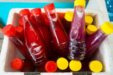 Nonthaburi, Tayland - 11 Temmuz 2024 - Dondurulmuş İçecekler Dondurucuda Soğuk Günler İçin Soğuk Savaş, Tayland