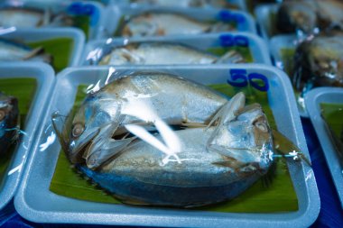 Bu resim, yerel pazarlarda mevcut deniz ürünlerinin tazeliğini ve kalitesini vurgulayarak, satılık uskumruları düzgün bir şekilde yakalar..