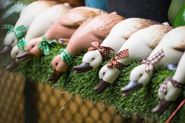 Bu seramik ördek heykelciği açık hava alanlarını eğlenceli ve büyüleyici bir şekilde büyütüyor. Çiçek ayarları için mükemmel..