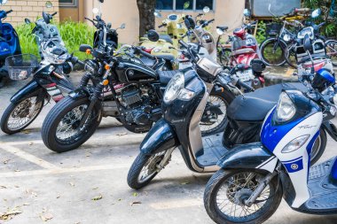 Nonthaburi, Tayland - 24 Temmuz 2024 - Nonthaburi, Tayland 'daki Üniversite Kampüsünde Motosiklet Otoparkı