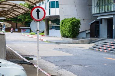 Nonthaburi, Tayland - 24 Temmuz 2024 - Kentsel Alanlarda Yön Açıklığı: Nonthaburi, Tayland 'da Şehir Ortasında Düz İşaretin Canlı Görüntüsü