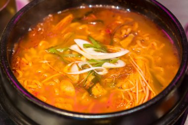 Bu Kore baharatlı çorbasıyla bir yemek macerasına atlayın, lezzet ve dokulardan oluşan bir karışım damak tadınızı baştan çıkaracaktır..