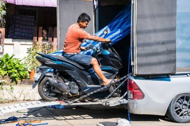 Nonthaburi, Tayland - 24 Temmuz 2024 - Nonthaburi, Tayland 'da Motosiklet Yükleme