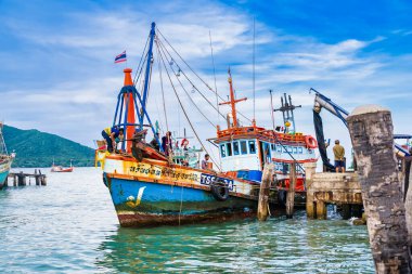 Chonburi, Tayland - 18 Kasım 2024: Tayland 'da Bustling Limanı' na Renkli Balıkçı Tekneleri yanaştı, Geleneksel Denizcilik Kültürü ve Chonburi, Tayland 'da Canlı Sahil Hayatı.