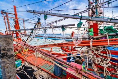 Chonburi, Tayland - 18 Kasım 2024: Tayland Chonburi, Tayland 'daki Tayland Limanı' nda Ahşap Yapılara Renkli Detaylarla Asılı Balıkçılık Ampulleri.